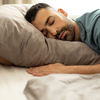 Man sleeping peacefully thanks to sleep apnea treatment